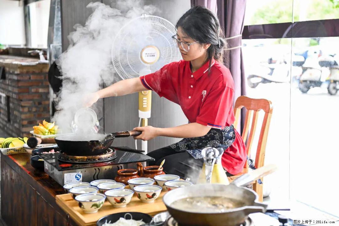 全网追的“扁担女孩”，找了一份暑假工，时薪12元 - 六安生活资讯 - 六安28生活网 la.28life.com